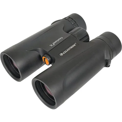 a fényképen:  Celestron Outland X 8x42 kétszemes távcső