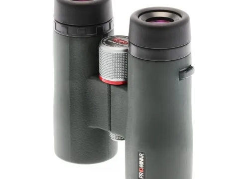 a fényképen:  Kowa BD 10x42 XD Prominar kétszemes távcső,  2