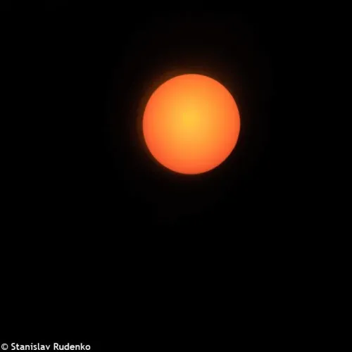 a képen:  Sky-Watcher BK 707AZ2 Telescope,  16