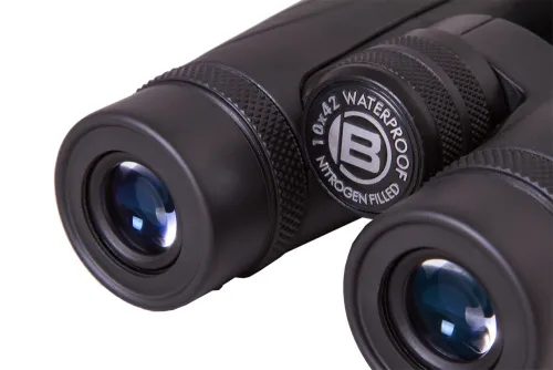 a fotón:  Bresser Corvette 10x42 WP kétszemes távcső,  7