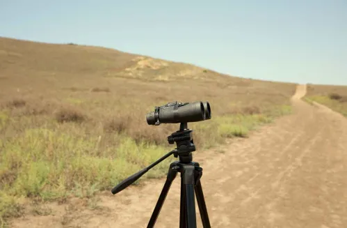 a képen:  Meade Mirage Zoom 10–22x50 kétszemes távcső,  2